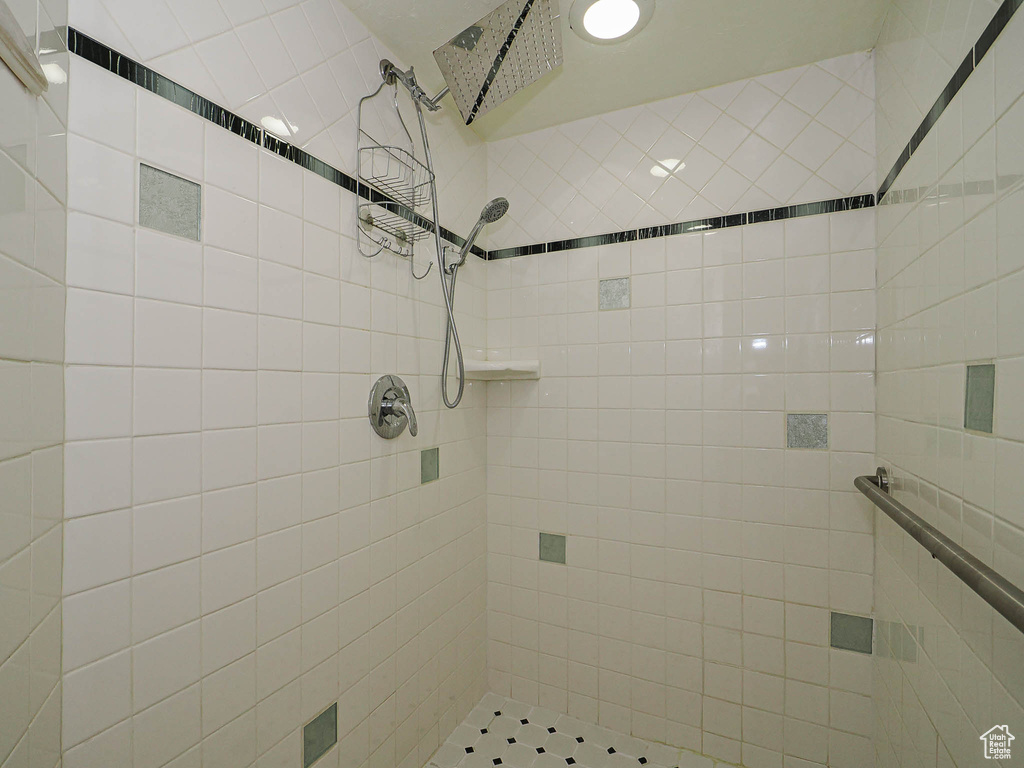 Bathroom featuring tiled shower