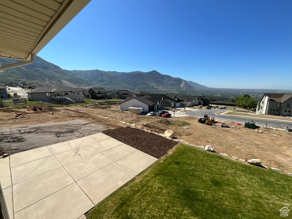 View of yard with a mountain view and a residential view