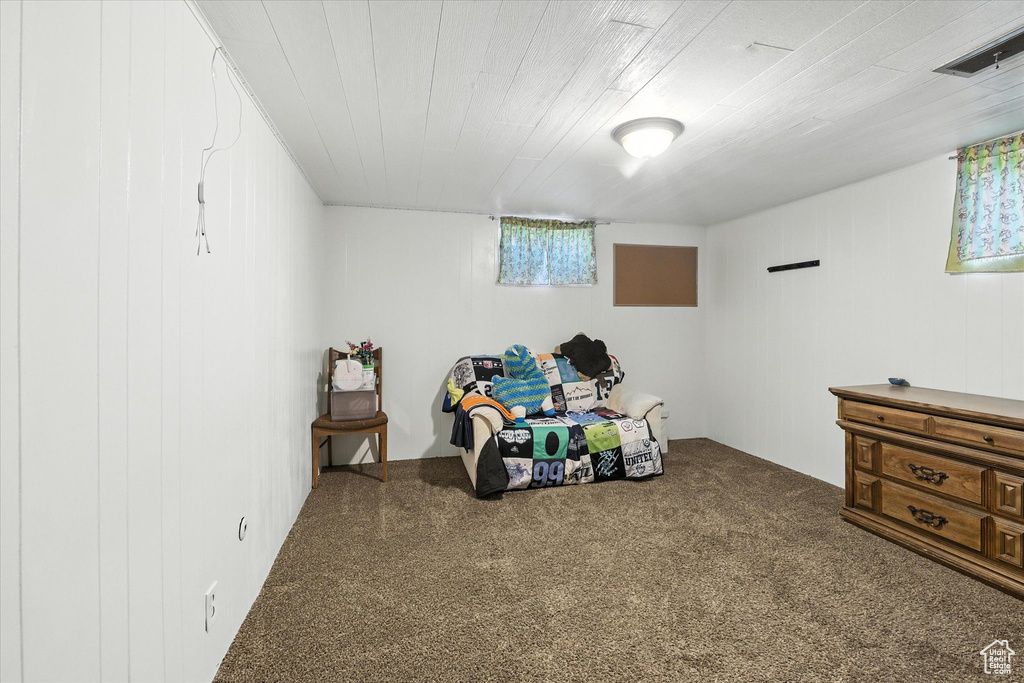 Bedroom with carpet