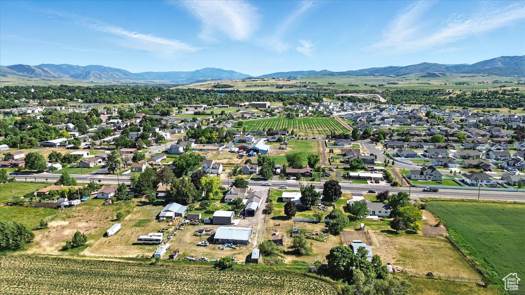 Bird\'s eye view of a mountainous background