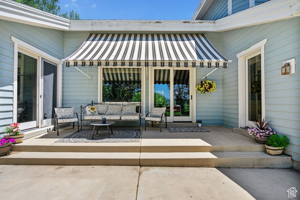 View of patio / terrace featuring outdoor lounge area