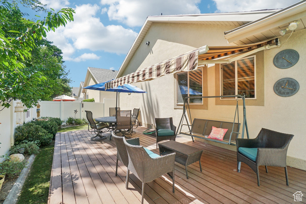 Deck with outdoor dining area