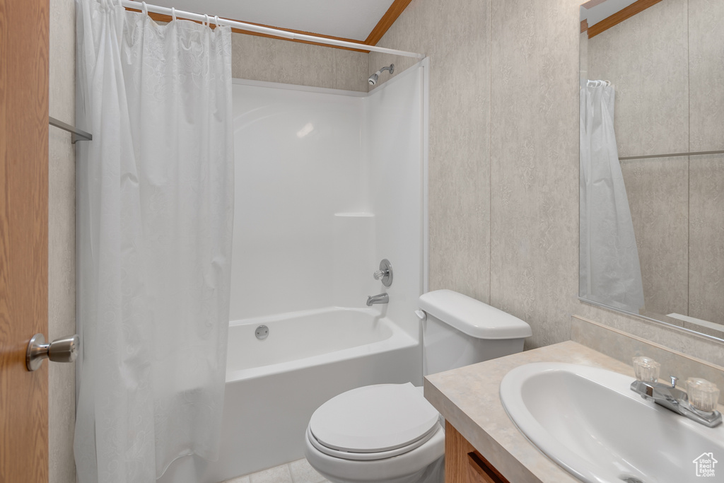 Full bath with vanity and shower / tub combo