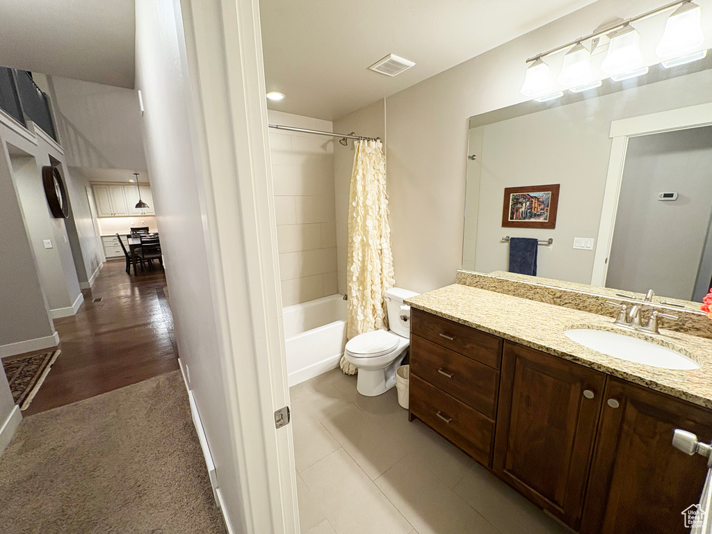 Bathroom with vanity and shower / tub combo with curtain