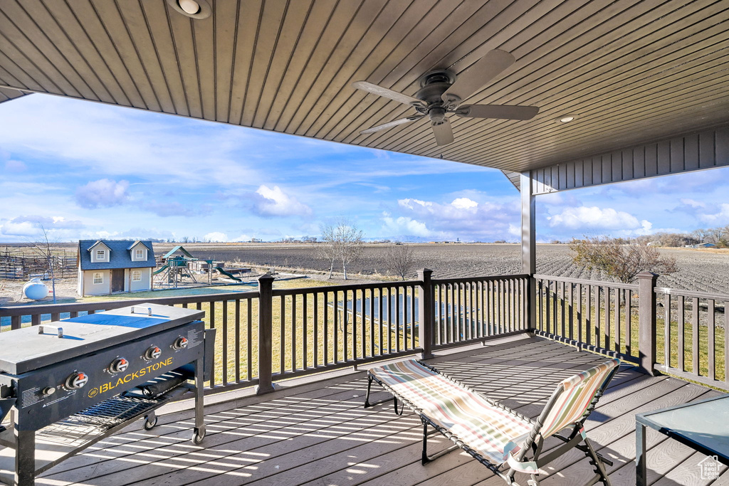Deck featuring ceiling fan