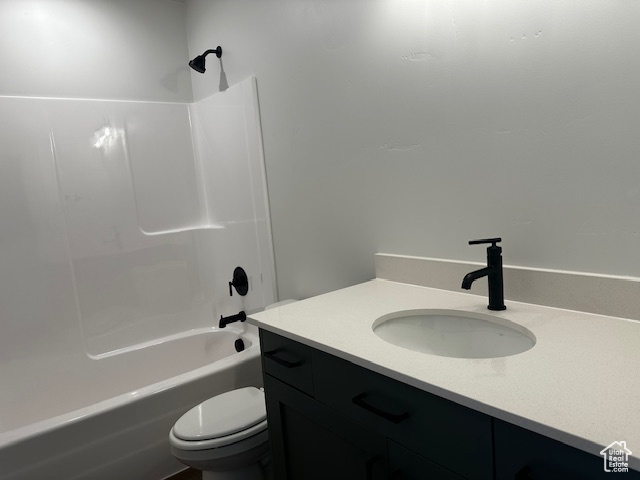 Bathroom with vanity and washtub / shower combination