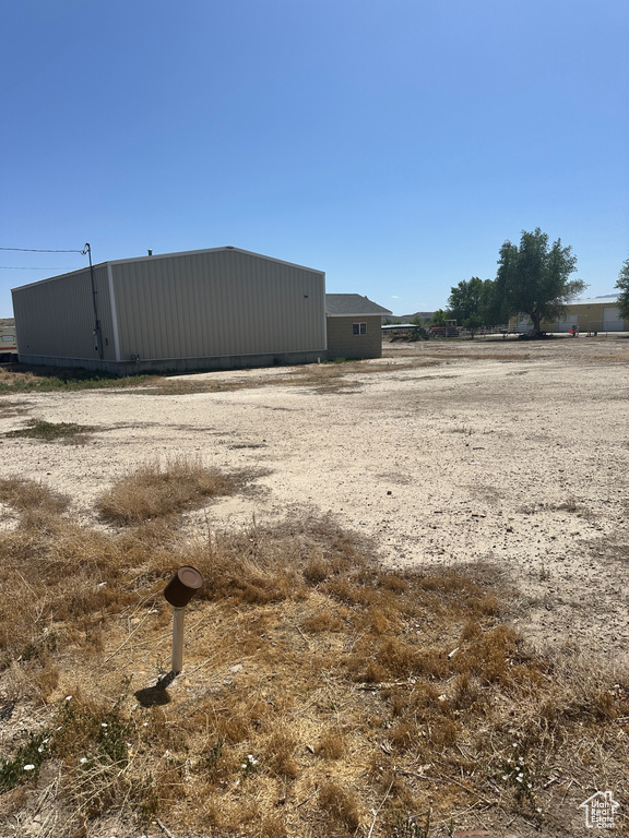 View of yard featuring an outbuilding