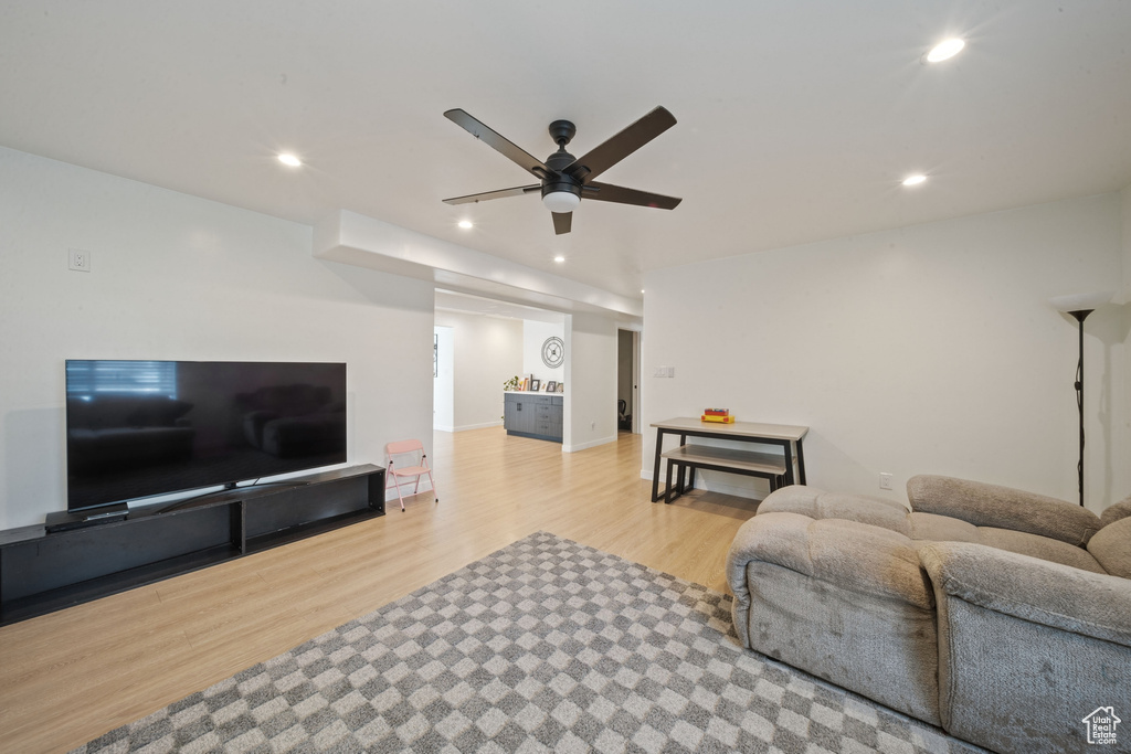 Living area featuring wood finished floors, ceiling fan, and recessed lighting