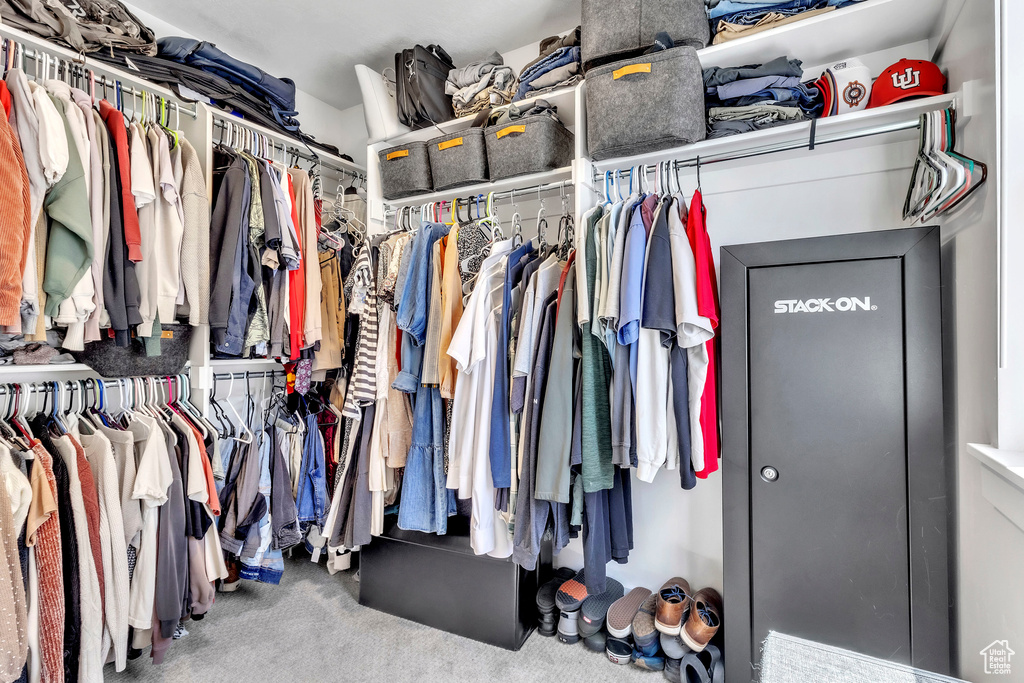 Walk in closet featuring carpet
