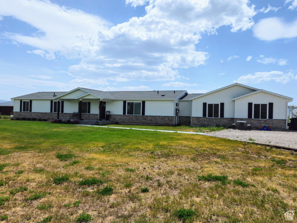 Ranch-style home featuring a front yard
