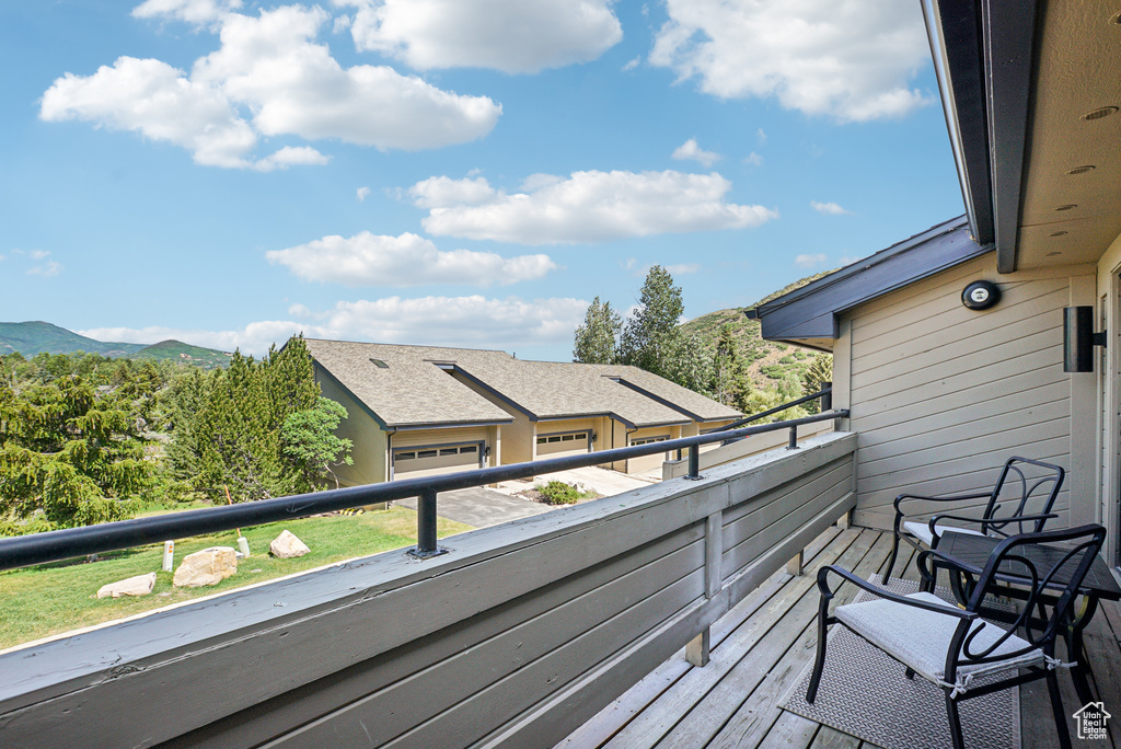 Balcony featuring a mountain view