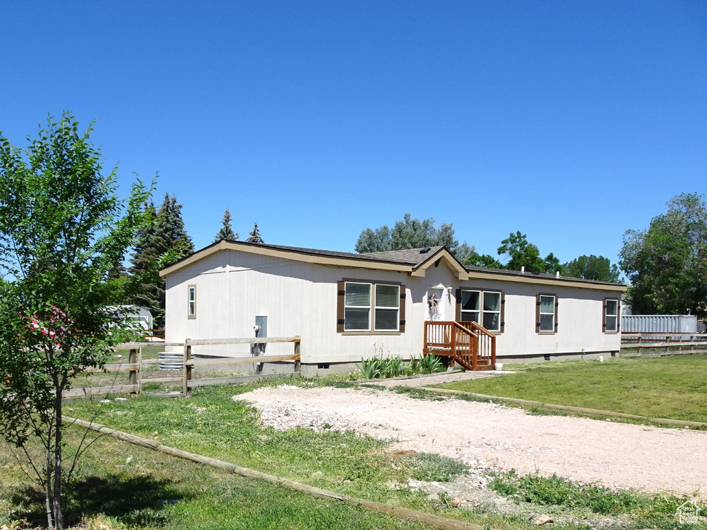 Manufactured / mobile home featuring crawl space