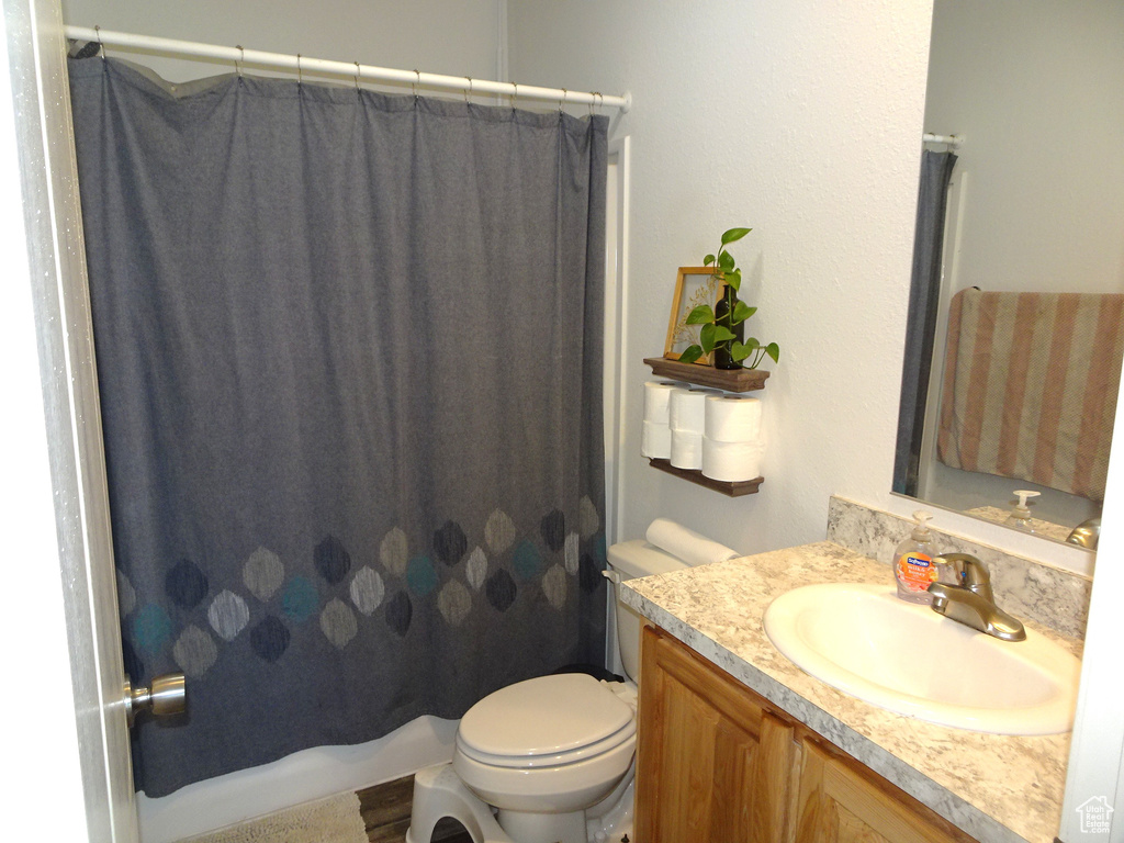 Full bath with vanity and shower / bath combo