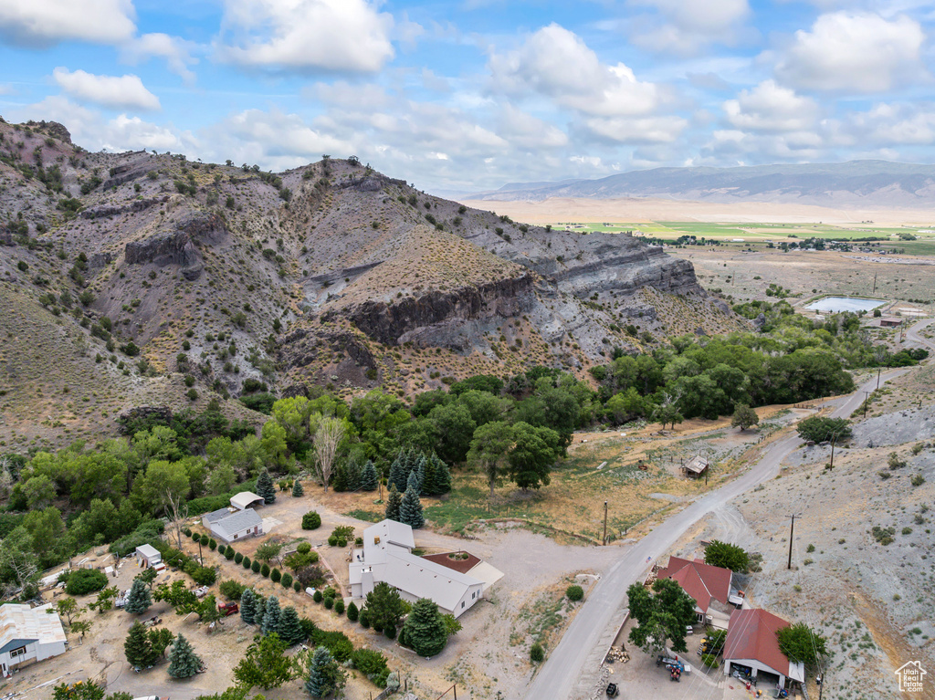 Aerial overview of property\\\'s location featuring a mountainous background