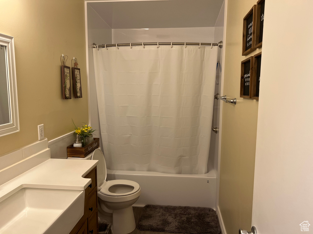 Full bath with vanity and shower / tub combo