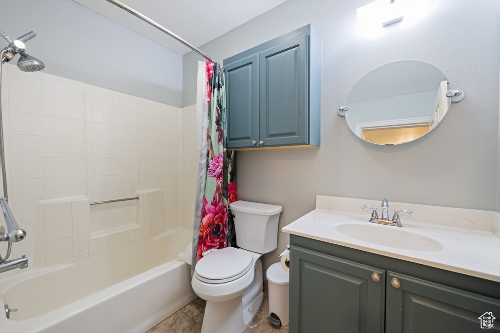 Bathroom with shower / tub combo and vanity