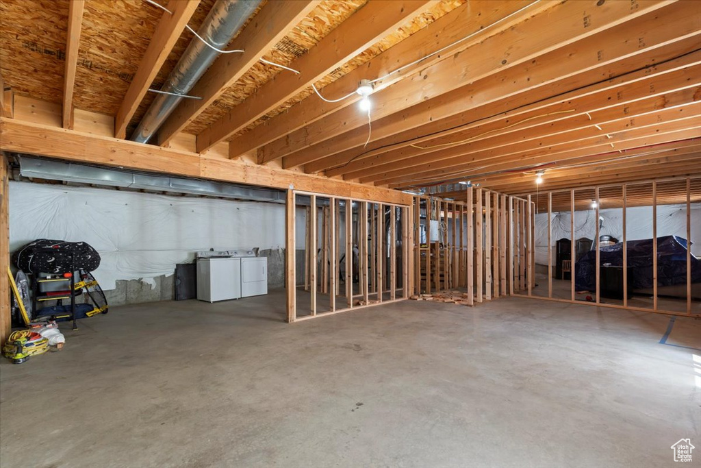 Unfinished below grade area with washer and dryer