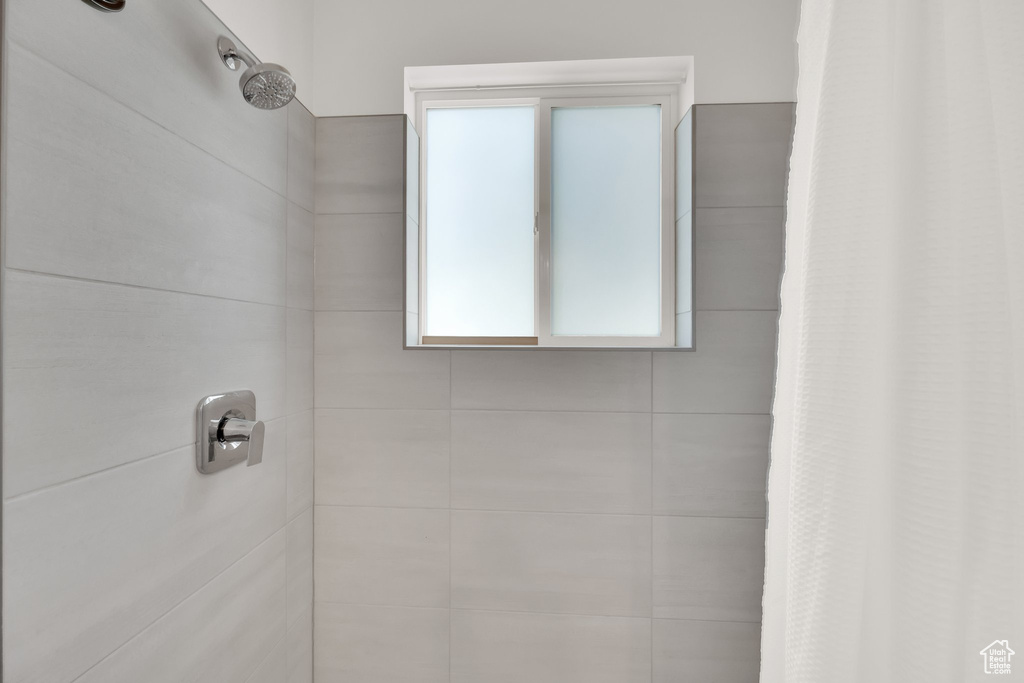 Full bath featuring a tile shower
