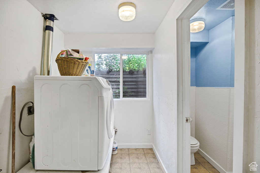 Laundry area with washer / dryer