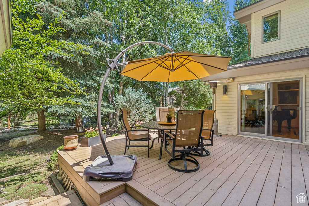 Deck with outdoor dining area