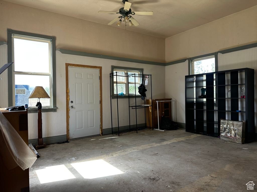 Foyer featuring unfinished concrete floors and a ceiling fan