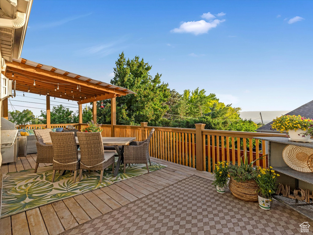 Deck with outdoor dining area