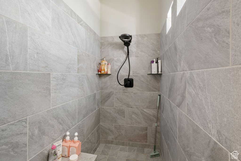 Bathroom featuring tiled shower