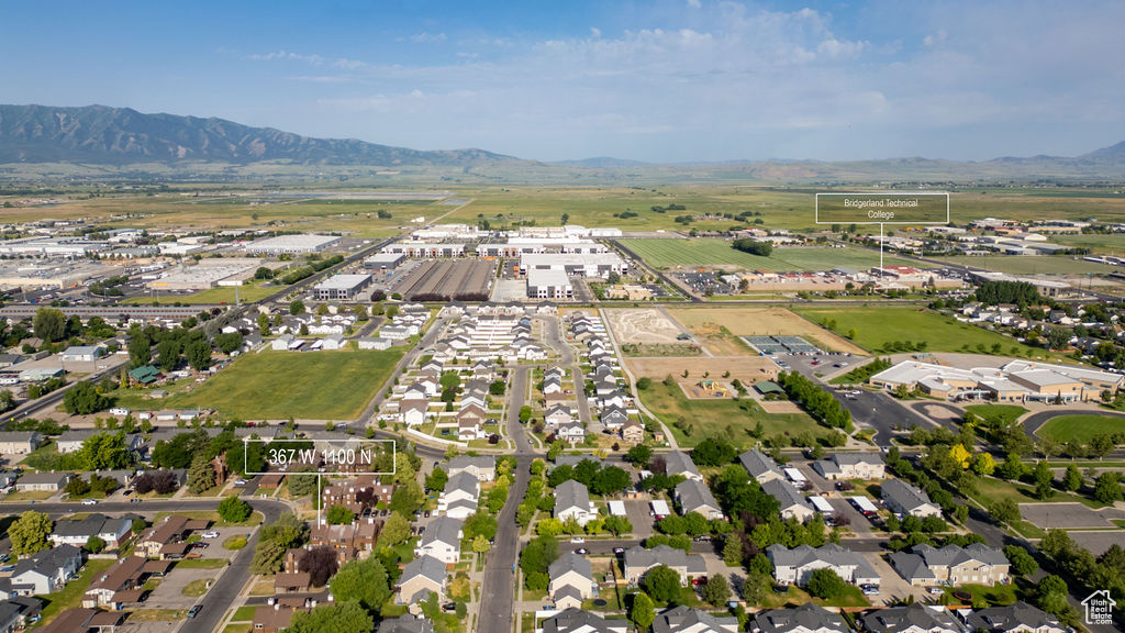 Aerial view of property's location featuring mountains