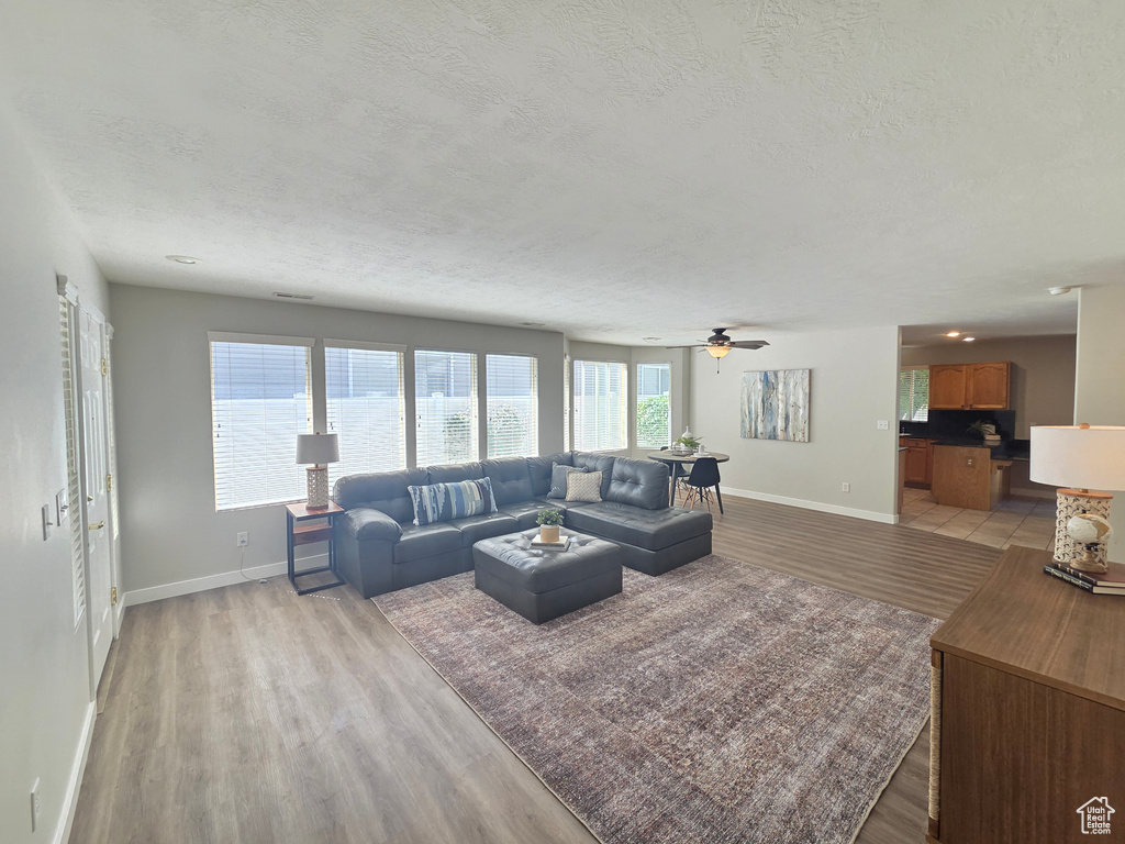 Photo 3 for MLS #2094142 at 1118 W Autumn Leaf Ln