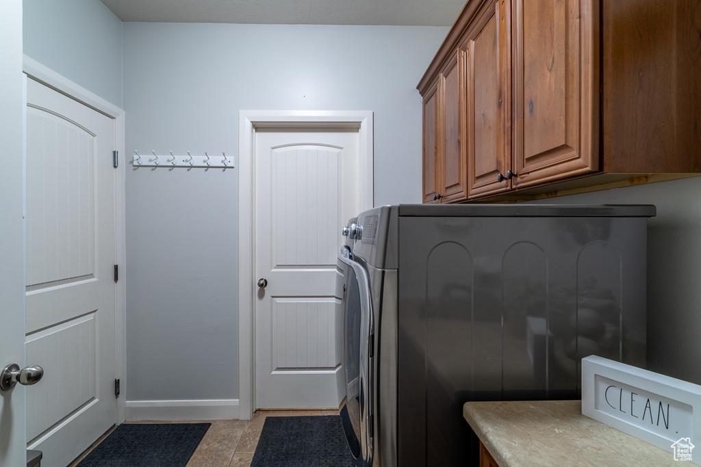 Laundry area with washer / clothes dryer and cabinet space