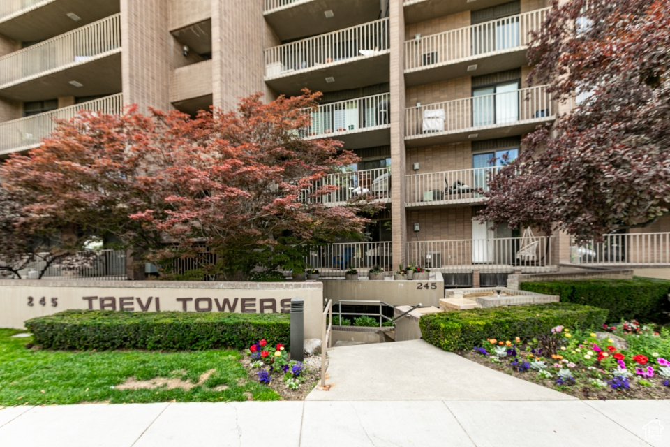 View of apartment building / complex