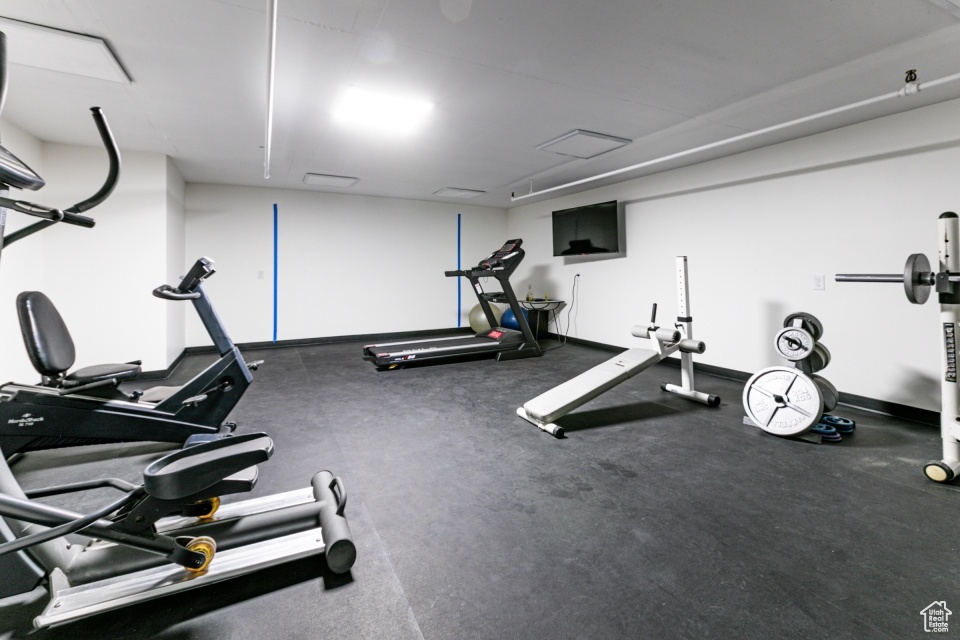 Workout room featuring baseboards