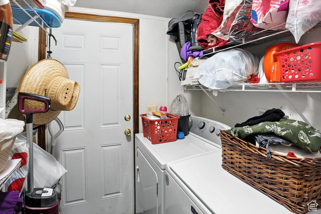 Washroom with washing machine and dryer