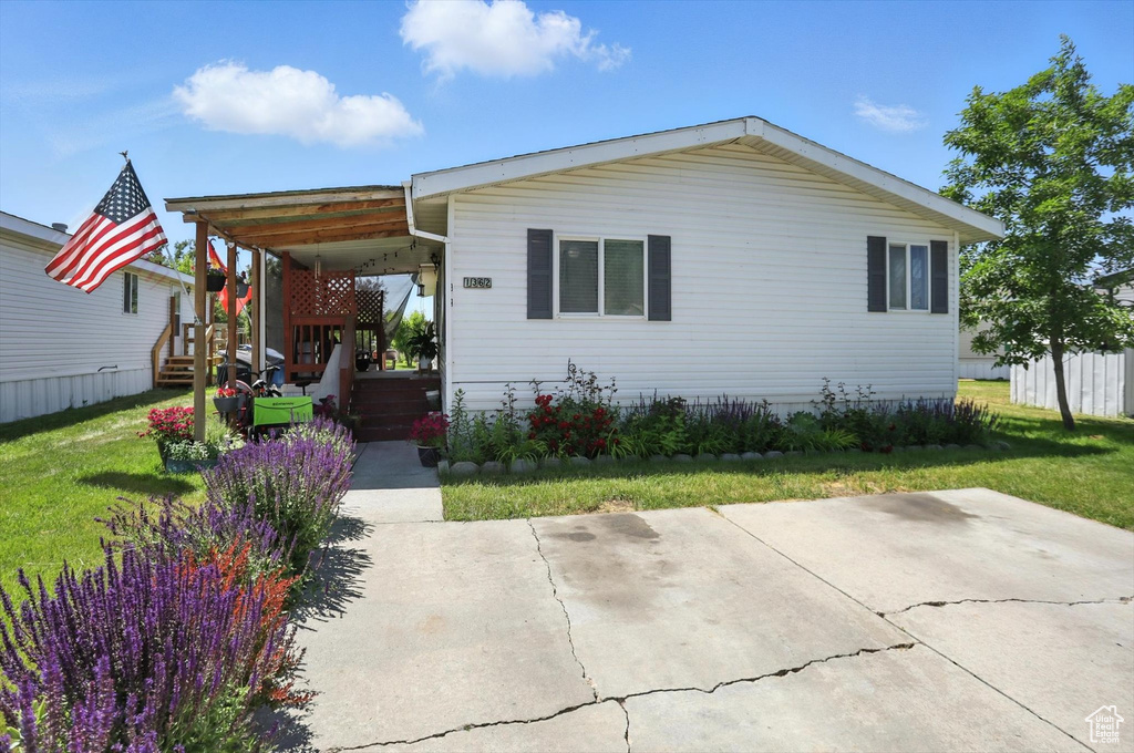 Manufactured / mobile home featuring a front lawn