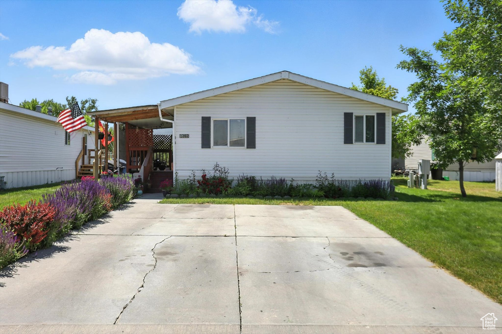 Manufactured / mobile home featuring a front lawn