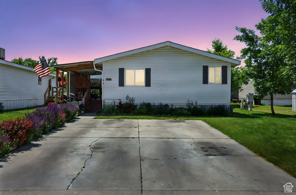 Manufactured / mobile home with a lawn