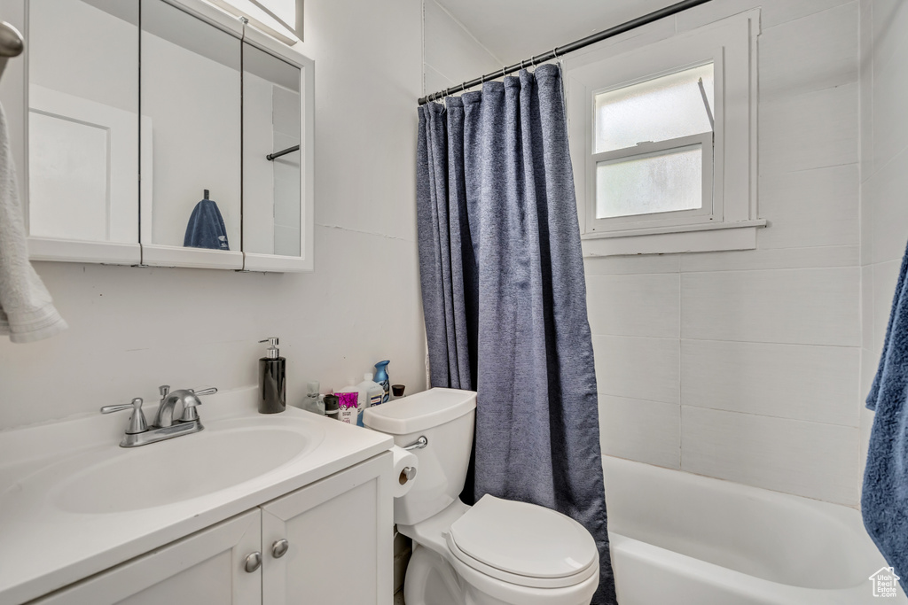 Full bath with vanity and shower / tub combo with curtain
