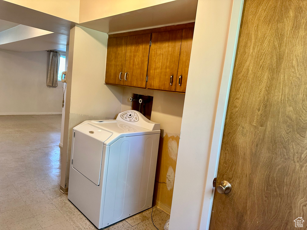 Washroom with washer / clothes dryer and cabinet space