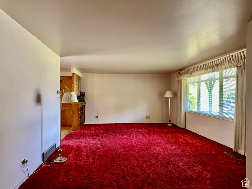 Empty room with carpet flooring