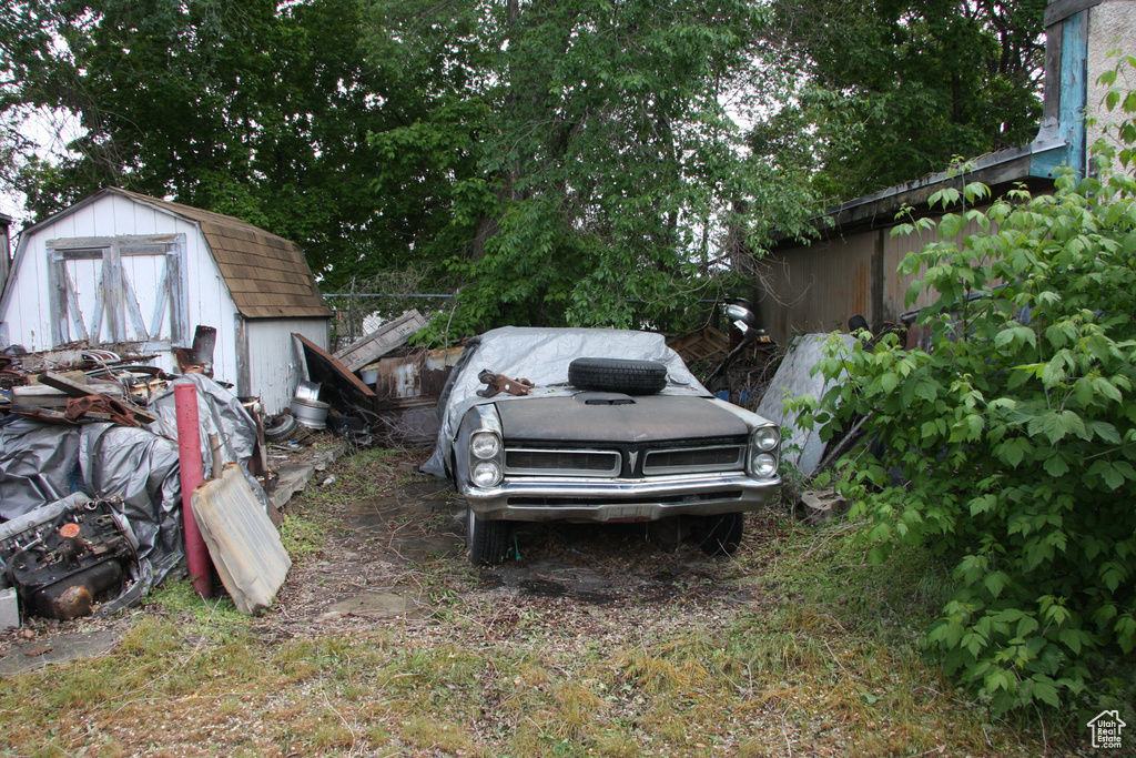 View of yard featuring a shed and an outdoor structure