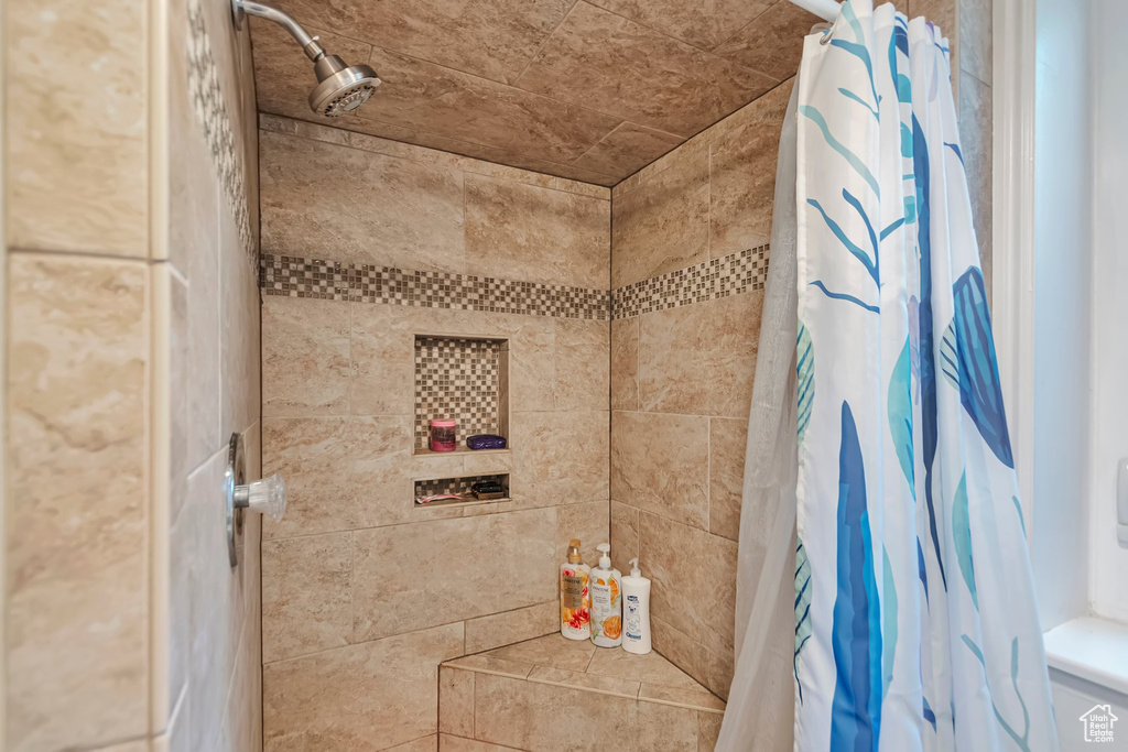 Full bathroom featuring a tile shower