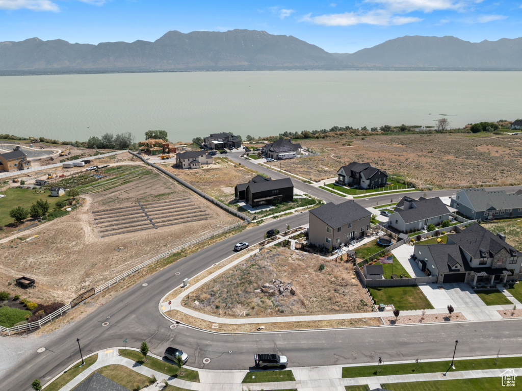 Bird's eye view of a water and mountain view