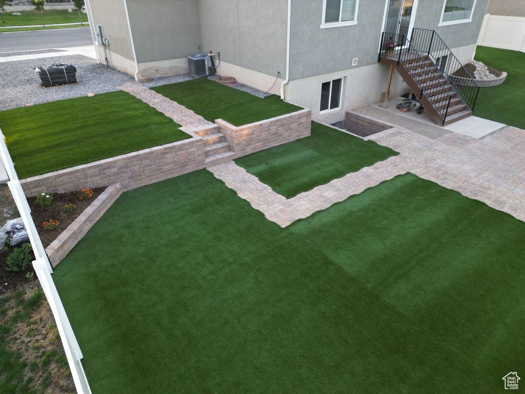 View of grassy yard