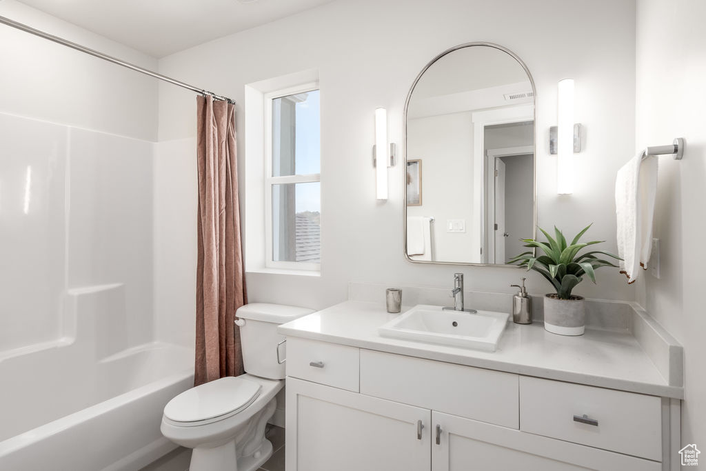 Bathroom with vanity and shower / bath combo