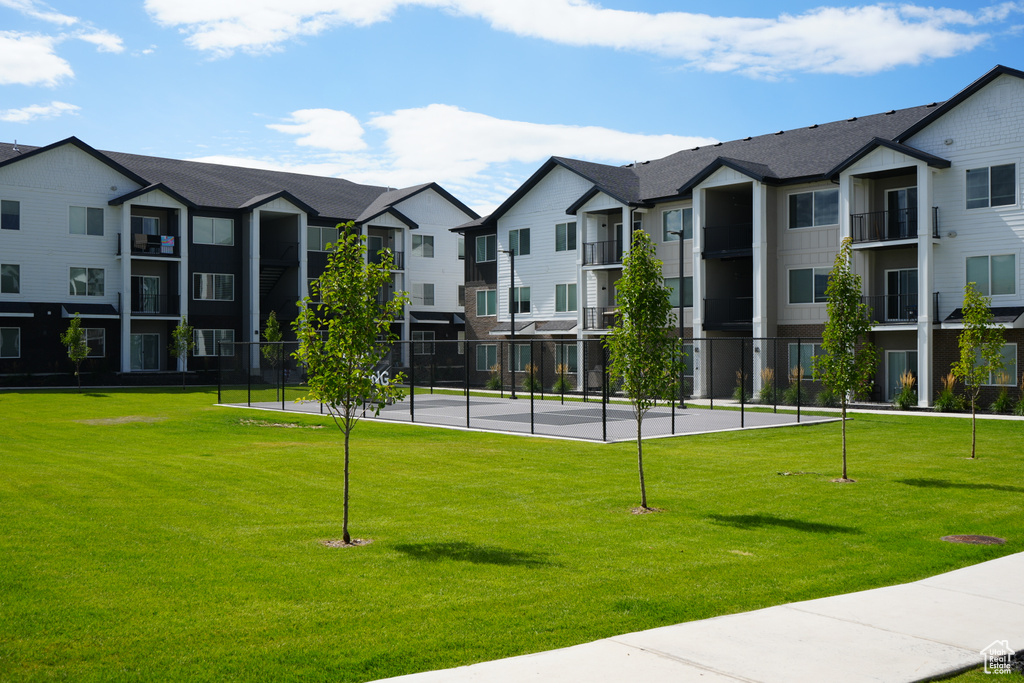 View of home's community with a lawn and a residential view