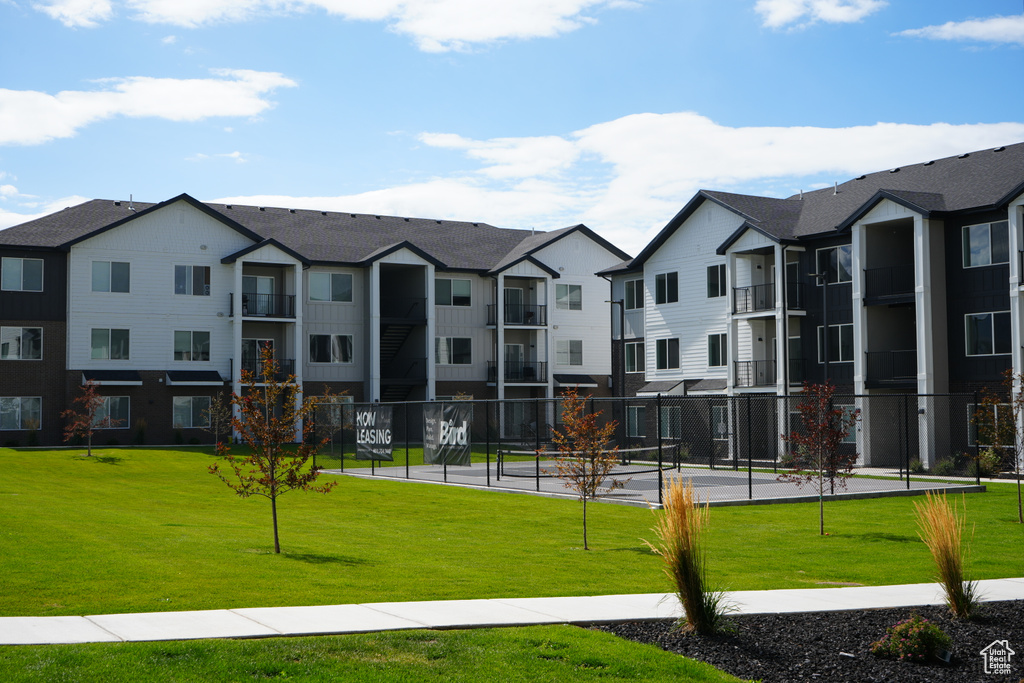 View of home's community with a lawn and a residential view