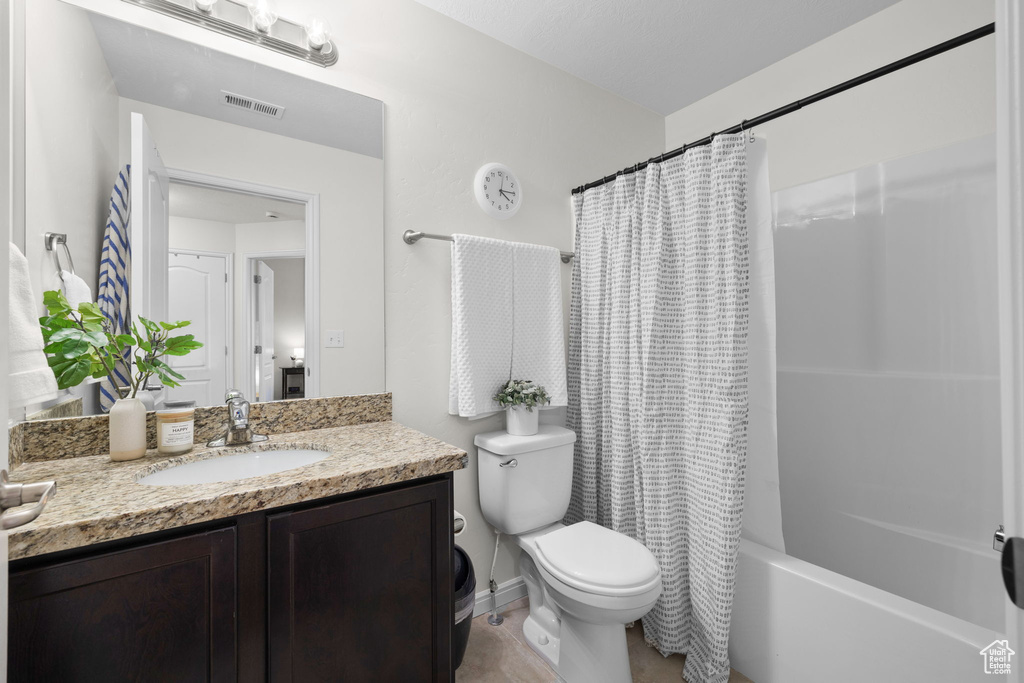 Bathroom with vanity and shower / bathtub combination with curtain
