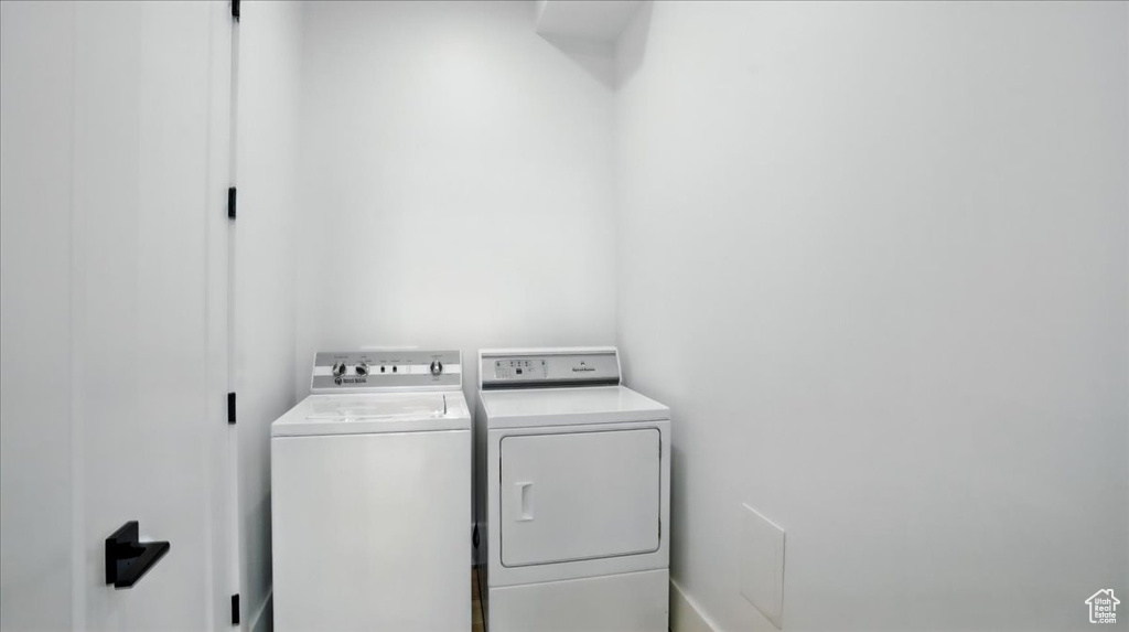Washroom with washer and dryer