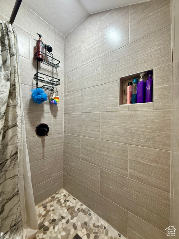 Bathroom featuring tiled shower