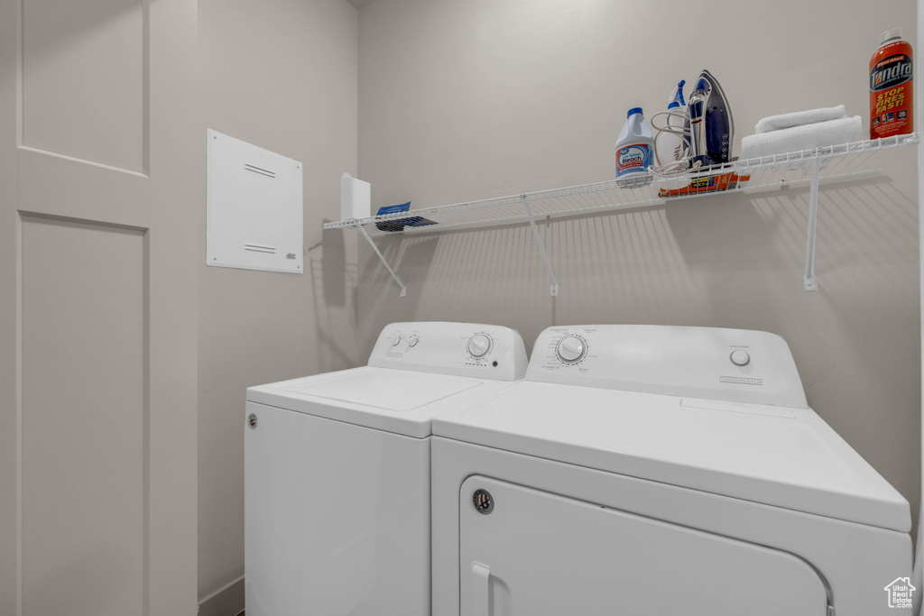 Washroom with washing machine and dryer